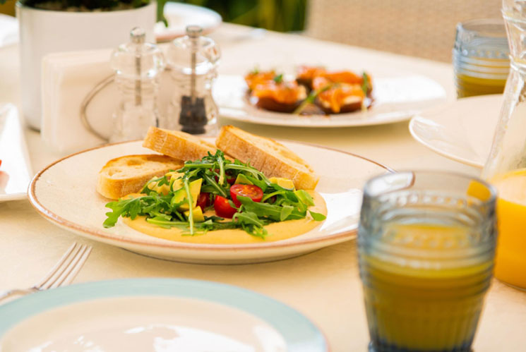 ローフードとは何？メリット・デメリットや取り入れ方を解説